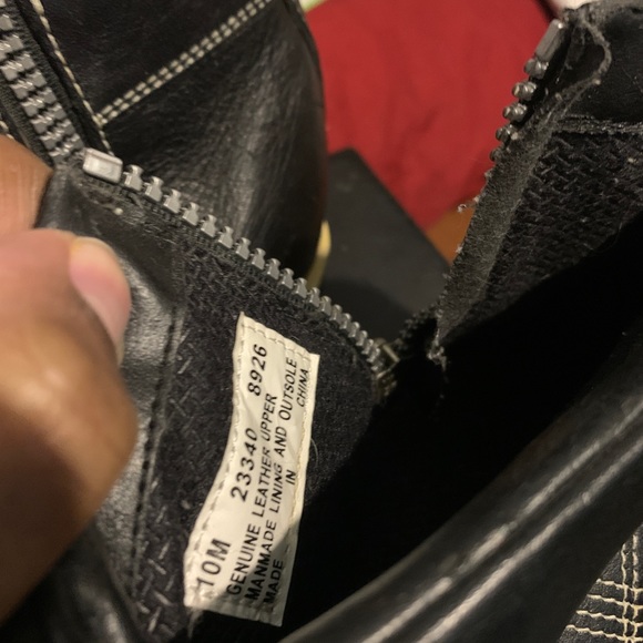 Hello , I am selling two wool coats, coach sneakers , TL boots& Gucci sneakers - Picture 6 of 11